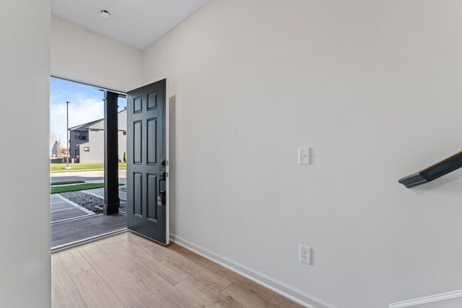 Building Photo - Luxury Townhome, Fishers Schools, Minutes from Shopping, Restaurants, and City Parks!