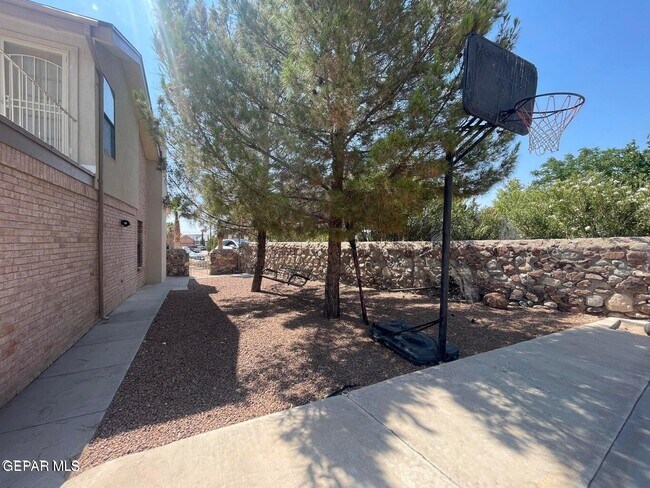 Building Photo - 808 Merriman Dr
