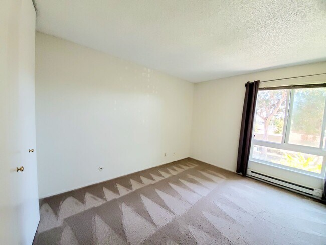 Building Photo - Spacious, sunny Woodlake Condo
