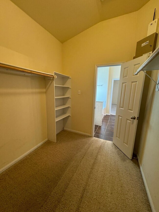 Building Photo - Beautiful 2 Story 4 Bdrm 2.5 Bath With a Loft
