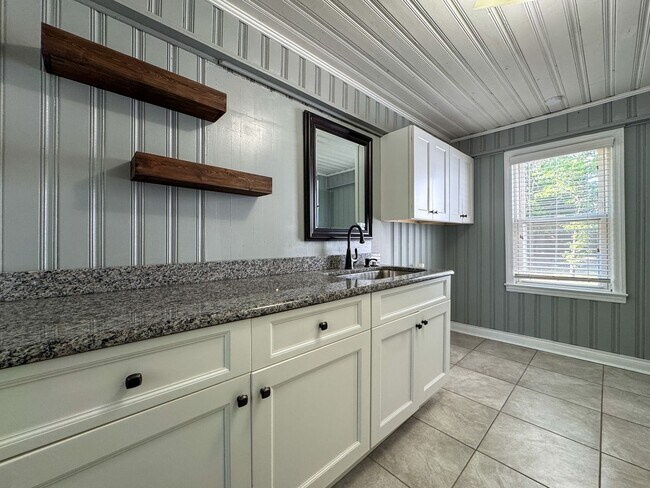 Building Photo - Charming 2 Bed 1.5 Bath Home in Haymount