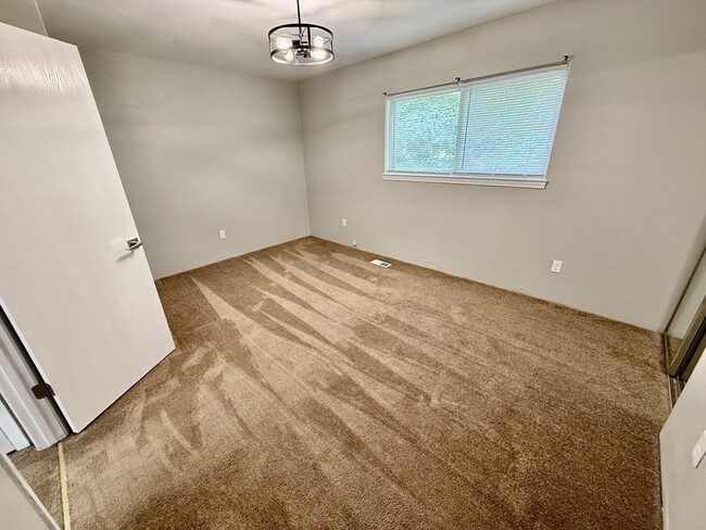 Building Photo - 830 White Oak Dr