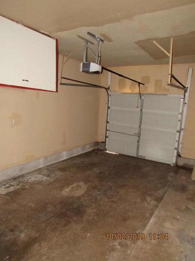 Building Photo - Very nice spacious home located in the Rol...
