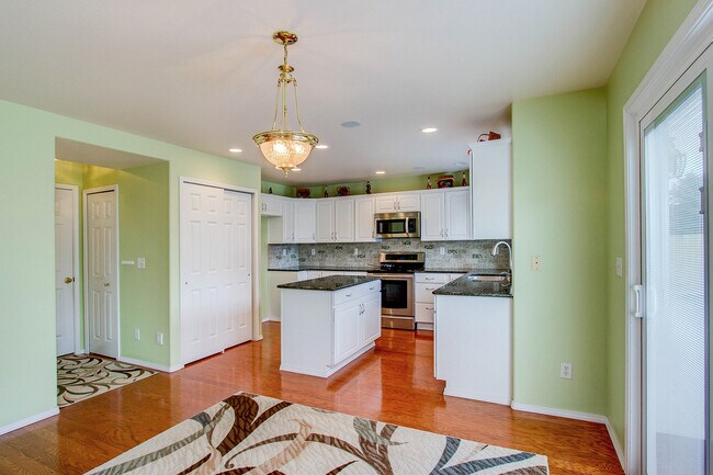 Building Photo - Impeccable 5 Bedroom Home with Mountain Views