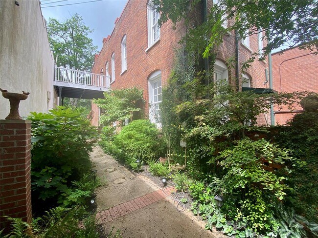 Building Photo - 131 E Jefferson St