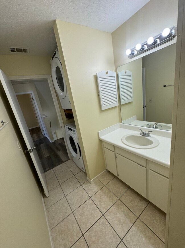 Building Photo - Great Two Bedroom-Freshly Remodeled-$500.00 off first months rental rate with approved application!