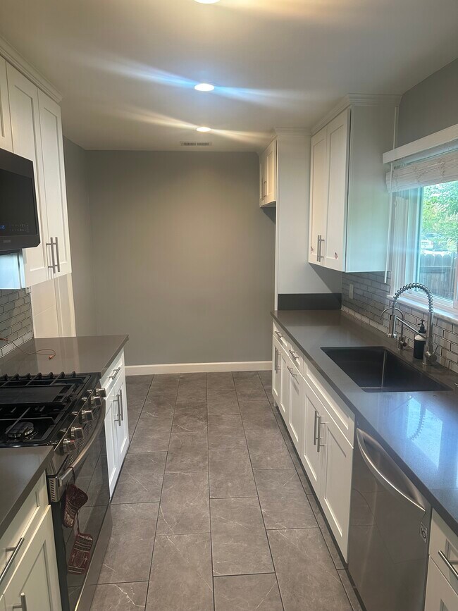 Full Kitchen - 15526 Septo St