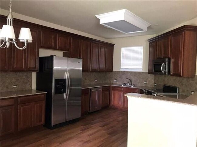 Building Photo - Great Townhome in Prime Locaton