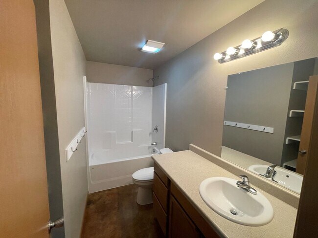 Building Photo - 109 Pear Ct