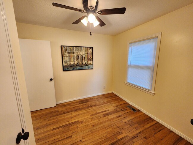 Building Photo - Beautiful remodeled 3BR, 1.5 Bth with garage and fenced backyard with newer stainless appliances