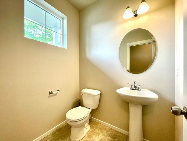 Building Photo - Modern 2017 Built Home in Silver Lake