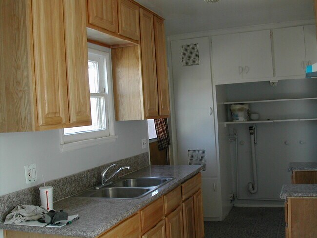 Building Photo - 654 Loranne Ave