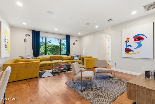 Building Photo - 4601 N Royal View Dr