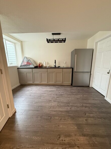 Wet bar in basement - 3006 SW Glenbrooke Blvd