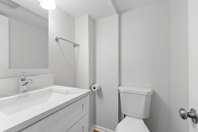 Building Photo - 8824 Robin Dr