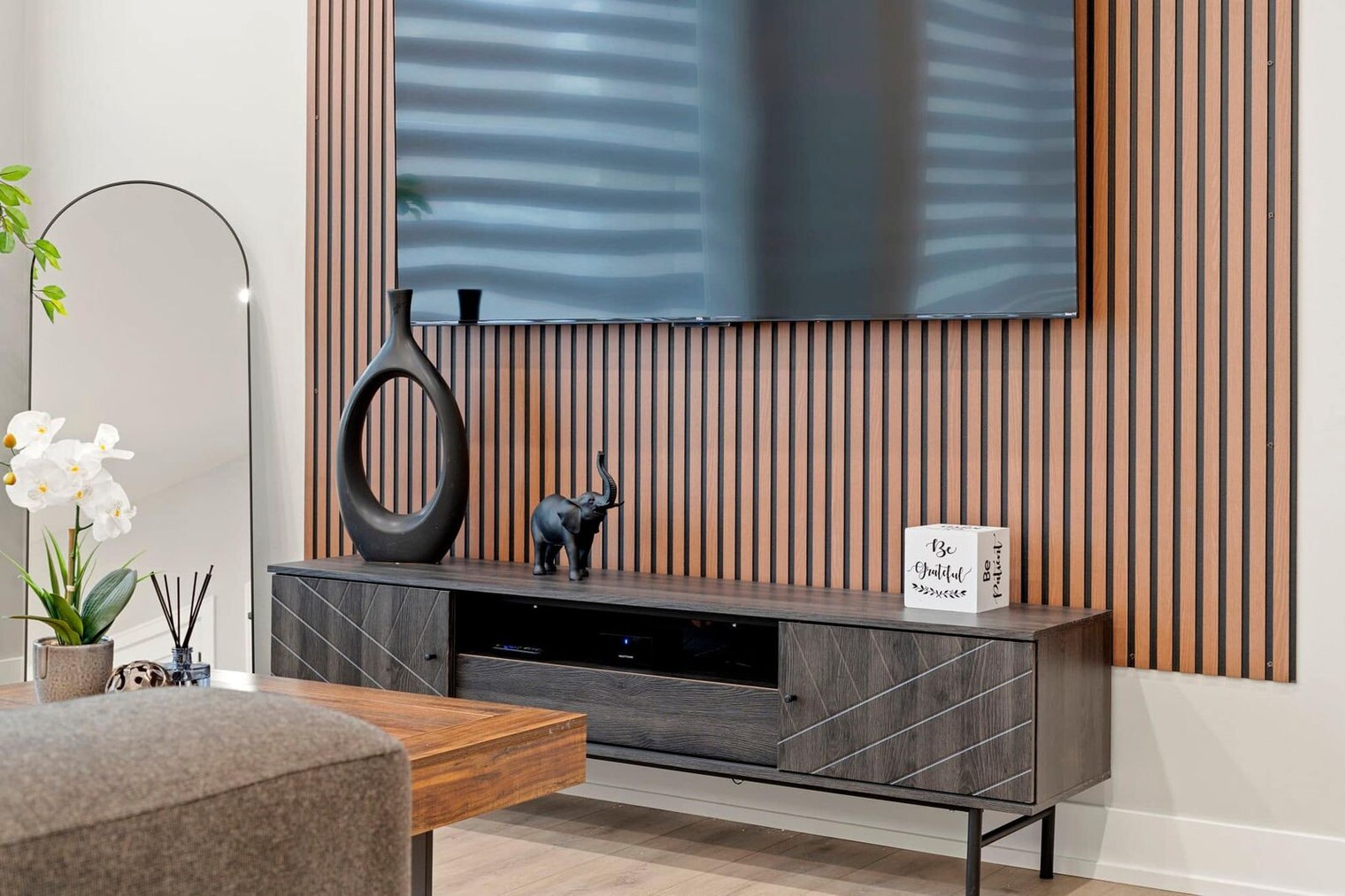 Building Photo - 801 S Western Ave