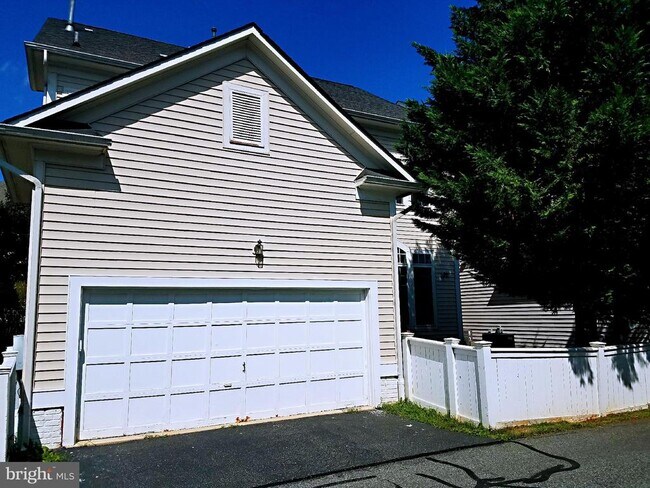 Building Photo - 410 Robena Way