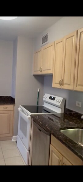 Building Photo - 601 E 32nd St