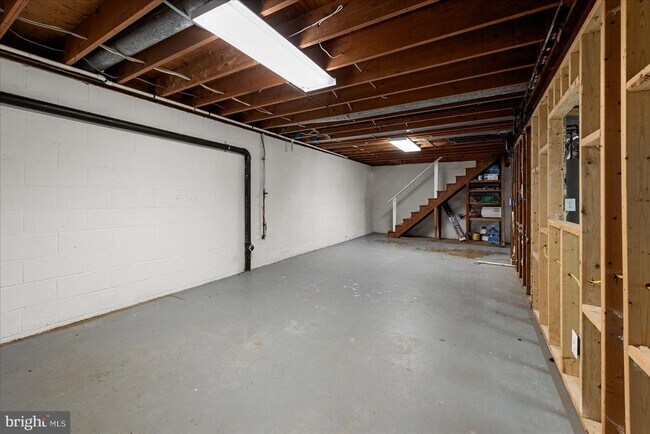 Building Photo - 641 W Country Club Dr