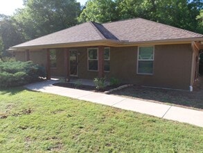 Building Photo - 4/2 Private Backyard + Huge SHOP