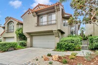 Building Photo - Beautiful 3 Bedroom/2.5 bath  detached hom...