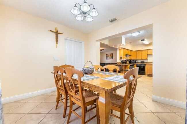 Building Photo - Charming 3 bedroom Home with Huge Fenced Yard