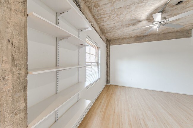 Building Photo - 1209 N Harvey Ave. 301