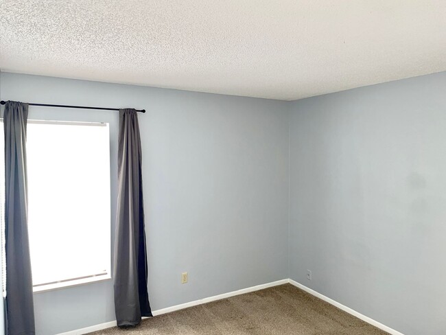 Building Photo - Main level 2 Bedroom Condo in Rockrimmon