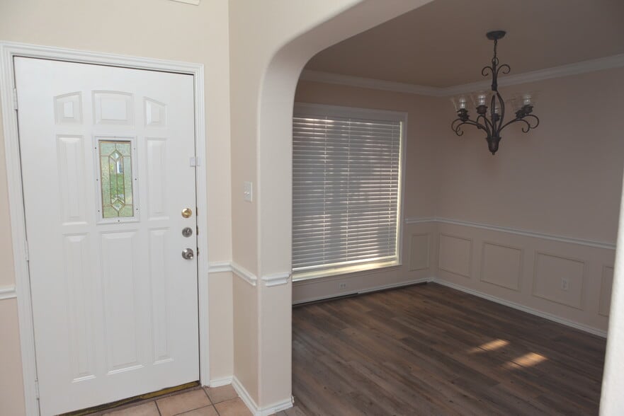 Building Photo - 1600 Quarry Dr