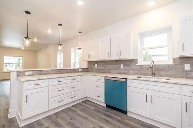 Building Photo - Beautiful 4 Bedroom Newly renovated home!
