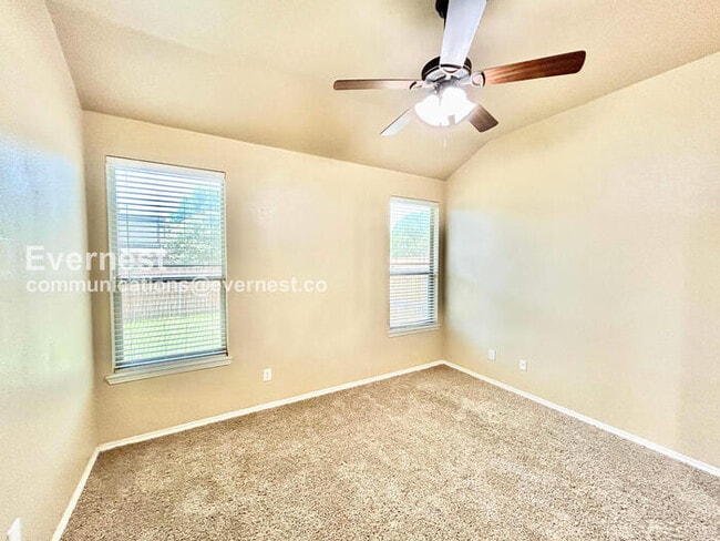 Building Photo - 3 Bed, 2 Bath Home with Fenced Yard & Garage / Pet-Friendly / Available Now!