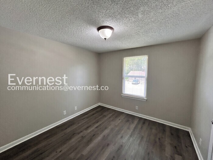 Building Photo - 1176 Sioux Terrace