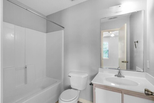 Building Photo - 402 Meadowbrook Ln