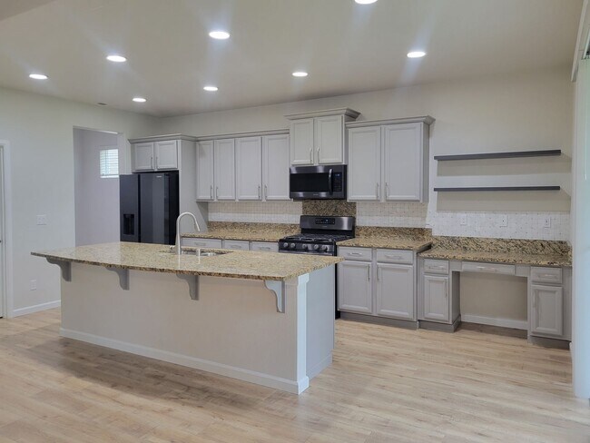 Building Photo - Great 3 bedr. with large loft in perfect l...