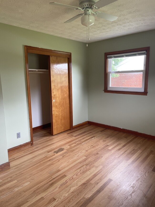 Building Photo - 2204 Wyndale Rd