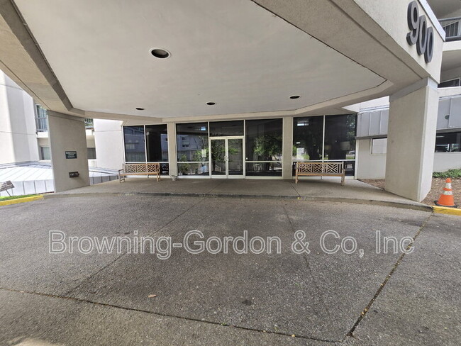 Building Photo - 900 19th Ave S