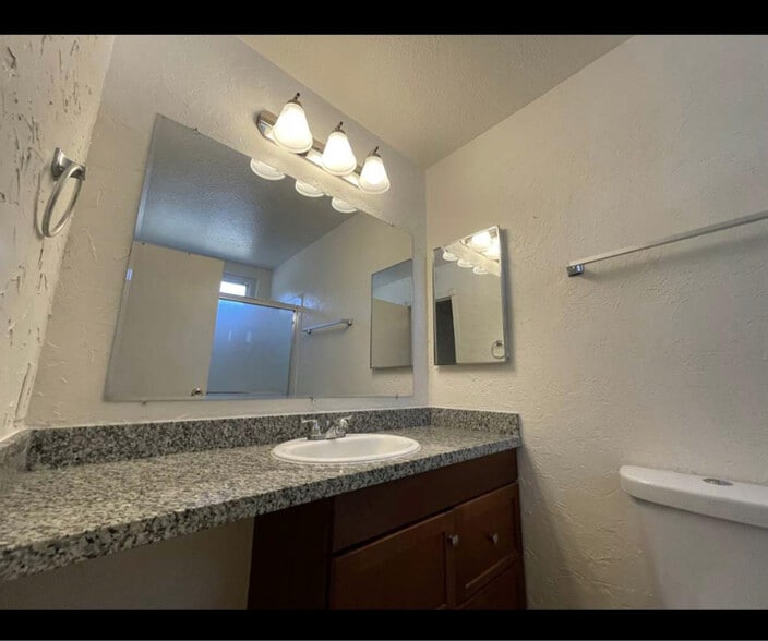 Building Photo - 7401 Blackthorne Way