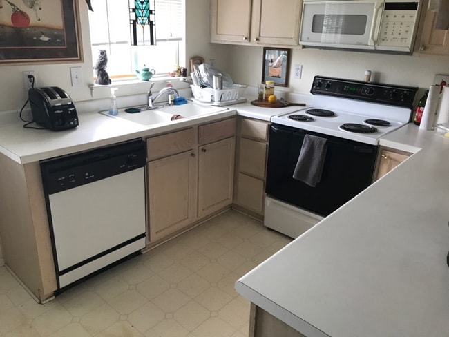 Building Photo - Beautiful 2BR/1.5B Town Home! AVAIL 09/15