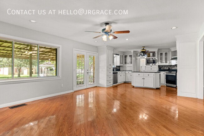 Building Photo - 525 W 4th St