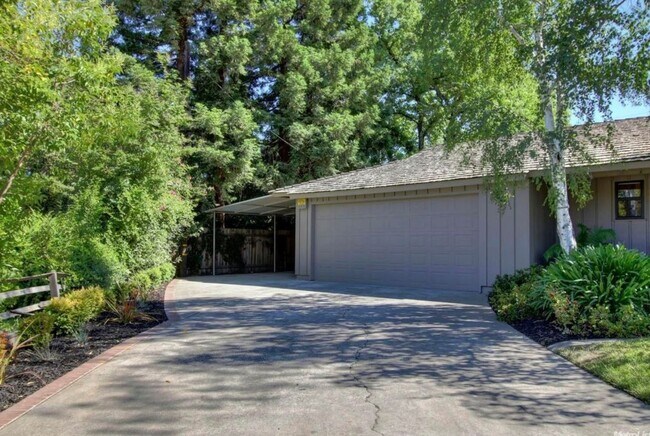 Building Photo - Elegant Fully Renovated 3/3 in Fair Oaks!