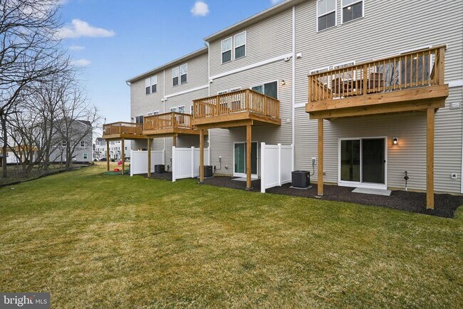 Building Photo - 44 Basswood St