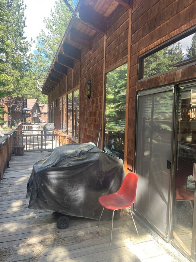 Building Photo - 3bed 2.5bath Lodge Style Duplex