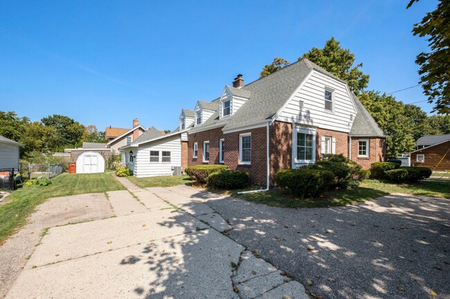 Building Photo - 191 E Division St NE