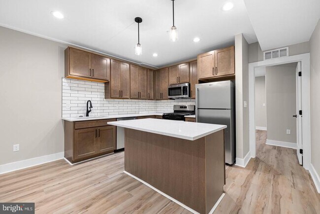Building Photo - 400 S Conkling St