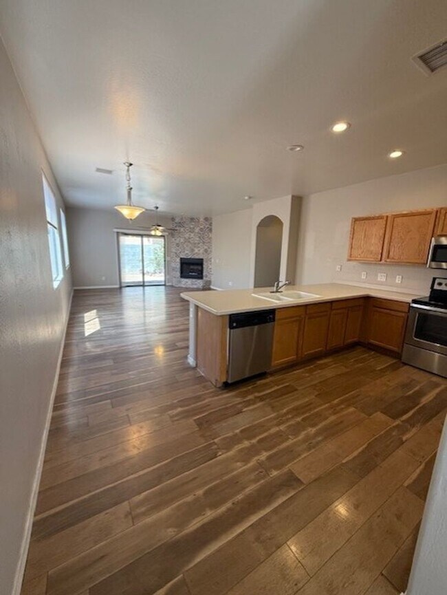 Building Photo - 3 Bedroom 2 Bath Home - Contact Property Pros Property Management