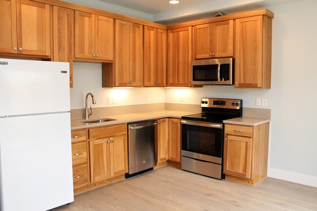 Building Photo - 827 NW Victoria Ave