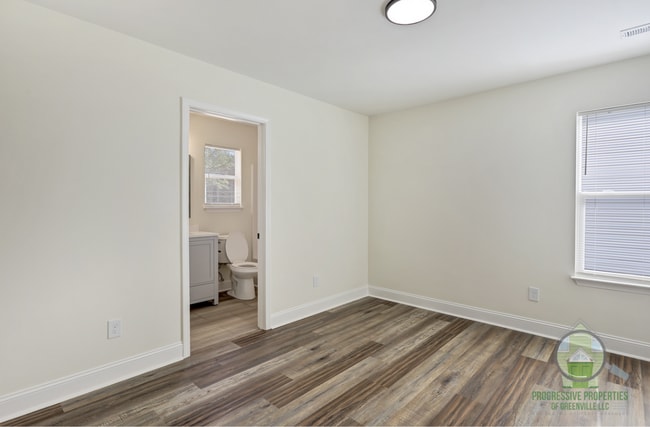 Building Photo - 107 Lyman Lodge Rd