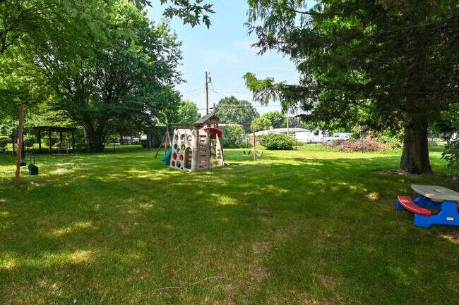 Building Photo - Charming 3-Bedroom Retreat with 2 Full Baths on South Meridian Street – 1516 Sq Ft of Comfort in ...