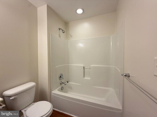 Building Photo - 10 S Meadow Ct