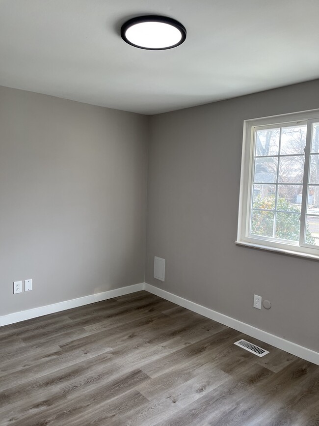 Building Photo - 7690 Rustic Woods Dr